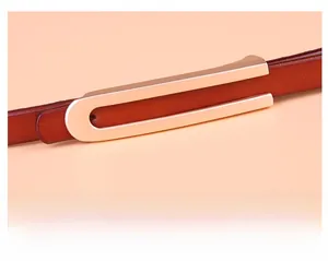 Détail de la boucle en alliage massif en U sur une ceinture en cuir véritable marron femme