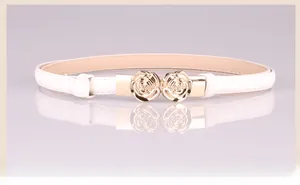 Nahaufnahme eines weißen Ledergürtels für Damen mit einer goldenen Rosenschnalle