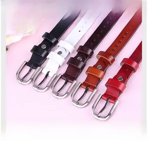 Dettaglio di cinque cinture in pelle nei colori nero, bianco, caffè, marrone e bordeaux con fibbie