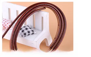 Vue macro des bords de la ceinture en cuir véritable marron foncé poli