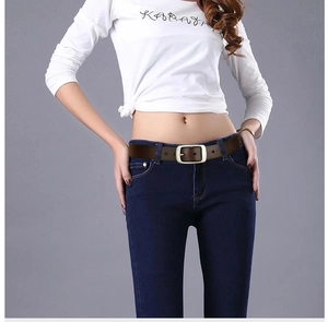 Dettaglio della cintura in pelle marrone scuro con fibbia quadrata sui jeans