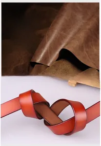Detail der flexiblen Echtledertextur und der Qualität des braunen Rindsleders