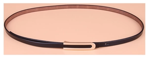 Détail de la ceinture fine en cuir noir véritable avec boucle élégante en métal doré en U