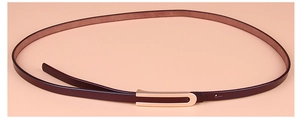 Vue détaillée d'une ceinture fine en cuir bordeaux avec boucle en métal argenté poli