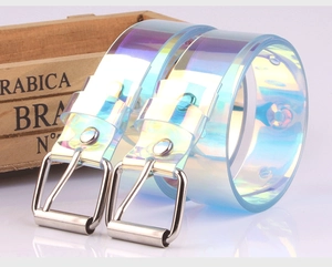 Dettaglio delle cinture in PVC olografico con fibbie argentate ed effetti iridescenti