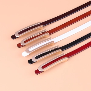 Lot de cinq ceintures fines en cuir pour femme en couleurs variées avec boucle dorée en U