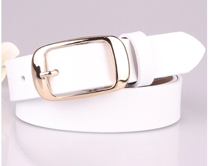 Dettaglio di una cintura in pelle bianca da donna con fibbia dorata lucida su sfondo pulito