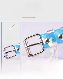 Dettaglio cintura trasparente laser con fibbia argentata e rivetti in primo piano