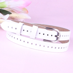 Cintura in vera pelle bianca con fibbia a U in argento e design con fori decorativi