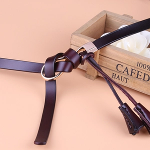 Ceinture fine en cuir bordeaux pour femme avec boucle dorée élégante et design moderne