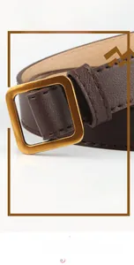 Gros plan sur une ceinture en cuir marron avec boucle carrée en métal doré pour femme