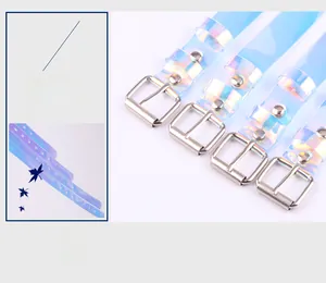 Dettaglio di quattro cinture olografiche in PVC con fibbie in metallo argentato