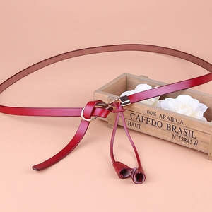 Ceinture élégante en cuir bordeaux pour femme avec boucle dorée et détail de gland chic