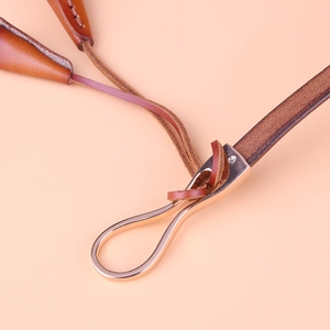 Ceinture pour femme en cuir grainé marron avec boucle en métal or rose vue rapprochée