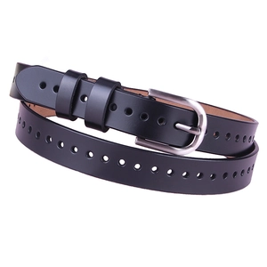 Cintura da donna in pelle nera con design a fori e fibbia ad ardiglione in metallo argento