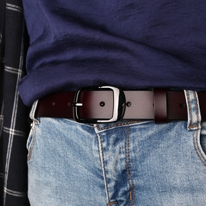 Cintura classica in pelle testa di moro con fibbia argento su jeans e camicia