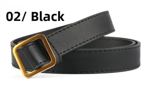 Détail de la boucle carrée en métal doré mat sur une ceinture en similicuir noir cousue