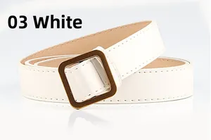 Détail de la ceinture en similicuir blanc avec boucle carrée dorée et texture litchi