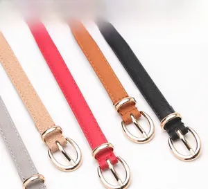 Dettaglio di cinture sottili da donna in cinque colori con fibbie ovali dorate e trama in pelle
