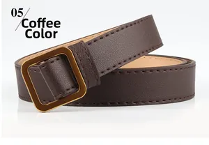 Détail de la ceinture en cuir marron café avec boucle carrée dorée et coutures fines