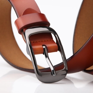 Cintura classica in pelle marrone da donna con cuciture fini e fibbia in metallo lucido
