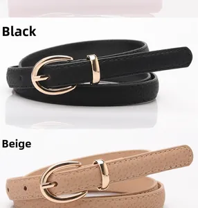 Dettaglio di cinture sottili da donna in finta pelle nera e beige con fibbia dorata