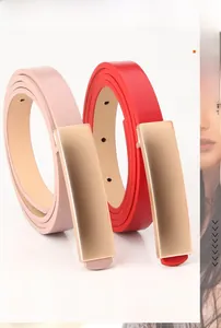 Détails des ceintures fines en cuir rose et rouge avec boucles dorées plates