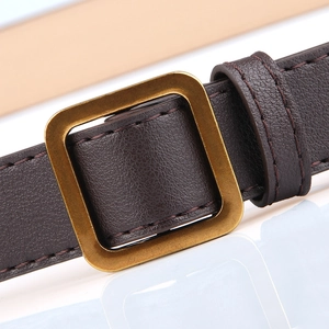 Ceinture en cuir marron foncé avec boucle carrée dorée vintage et coutures fines