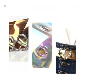 Detailansicht eines schillernden PVC-Gürtels mit Herzschnalle und Metallösen