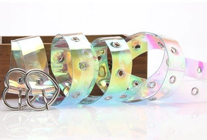 Detailansicht der holografischen PVC-Gürtel mit zwei silbernen Herz-Metallschnallen