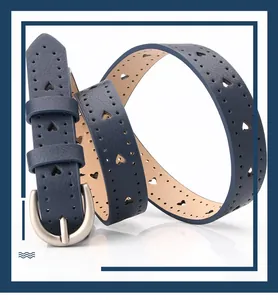 Dettaglio di cintura in pelle blu scuro con ritagli a cuore e fibbia in argento opaco
