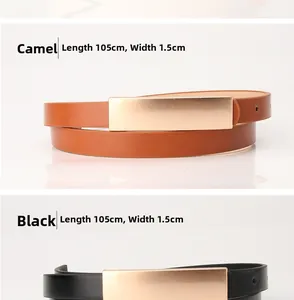 Détail de ceintures fines en similicuir noir et camel de 1,5cm avec boucles dorées