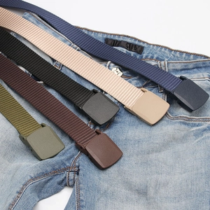 Ceinture tressée en nylon avec boucle plastique en plusieurs couleurs sur denim