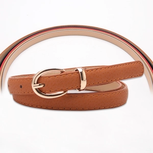Elegante cintura sottile in pelle marrone da donna con fibbia ovale dorata lucida e trama