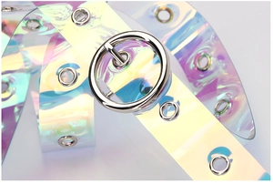 Detailansicht des holografischen transparenten Gürtels mit Metallösen und Schnalle