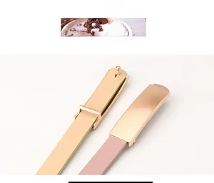 Détails de ceintures fines en cuir beige et rose avec boucles en métal doré pour femmes