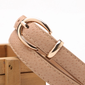Cintura sottile in pelle da donna con trama struzzo e fibbia a D in oro rosa