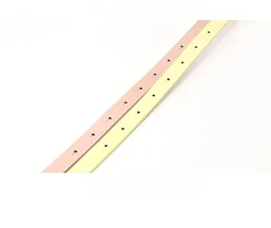 Détail de fines ceintures en cuir rose et jaune montrant la qualité des trous de réglage