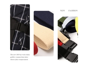 Détail des ceintures en toile multicolores avec boucles en plastique noir pour hommes