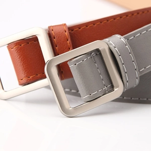 Ceintures minimalistes femme en marron et gris avec boucles carrées en métal argenté