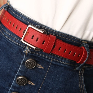 Roter Damenledergürtel mit goldener Schnalle und hohlen verstellbaren Löchern für Jeans