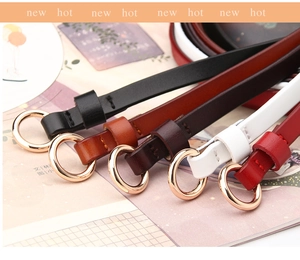 Présentation à plat de plusieurs ceintures fines en cuir avec boucles dorées en cinq couleurs