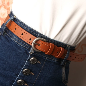 Cintura da donna in pelle marrone con fori a cuore e fibbia rotonda vintage su denim