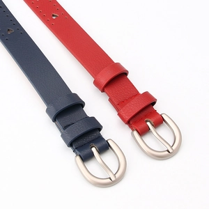 Cinture sottili in pelle blu e rossa con motivi a cuore e fibbie a D in argento