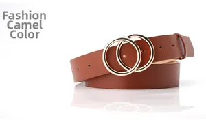 Détail de la ceinture en cuir camel avec doubles boucles dorées rondes et perforations