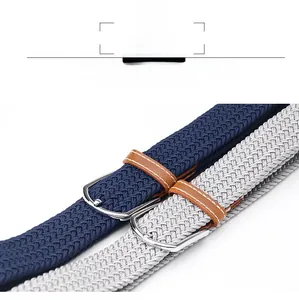 Gros plan détaillé de ceintures tressées élastiques bleu marine et gris avec boucle en métal