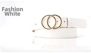 Vue détaillée d'une ceinture blanche en cuir avec boucle en métal à double anneau doré