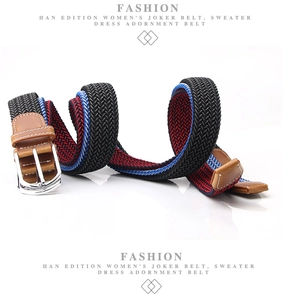 Détail de la ceinture tressée élastique avec rayures colorées, bout cuir et boucle argent