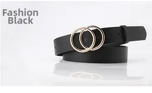 Détail d'une ceinture en cuir noir avec deux boucles rondes dorées et une texture lisse