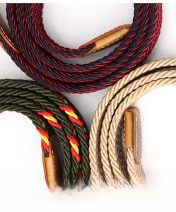 Gros plan détaillé de ceintures tressées extensibles multicolores avec embouts en cuir